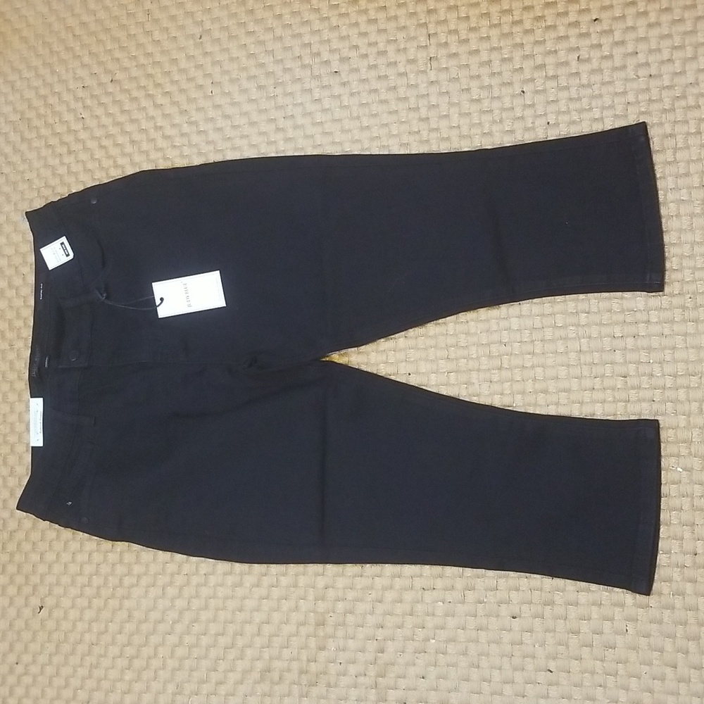 Judy Blue Mid Rise Capri's.